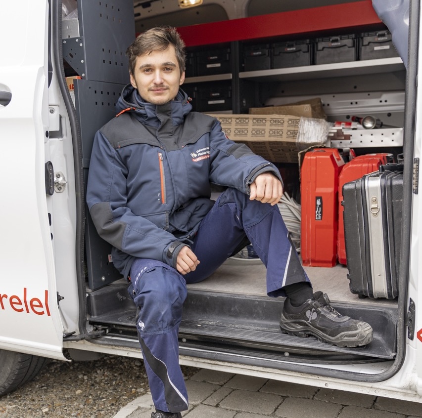 Mitarbeiter sitzt im Fahrzeug